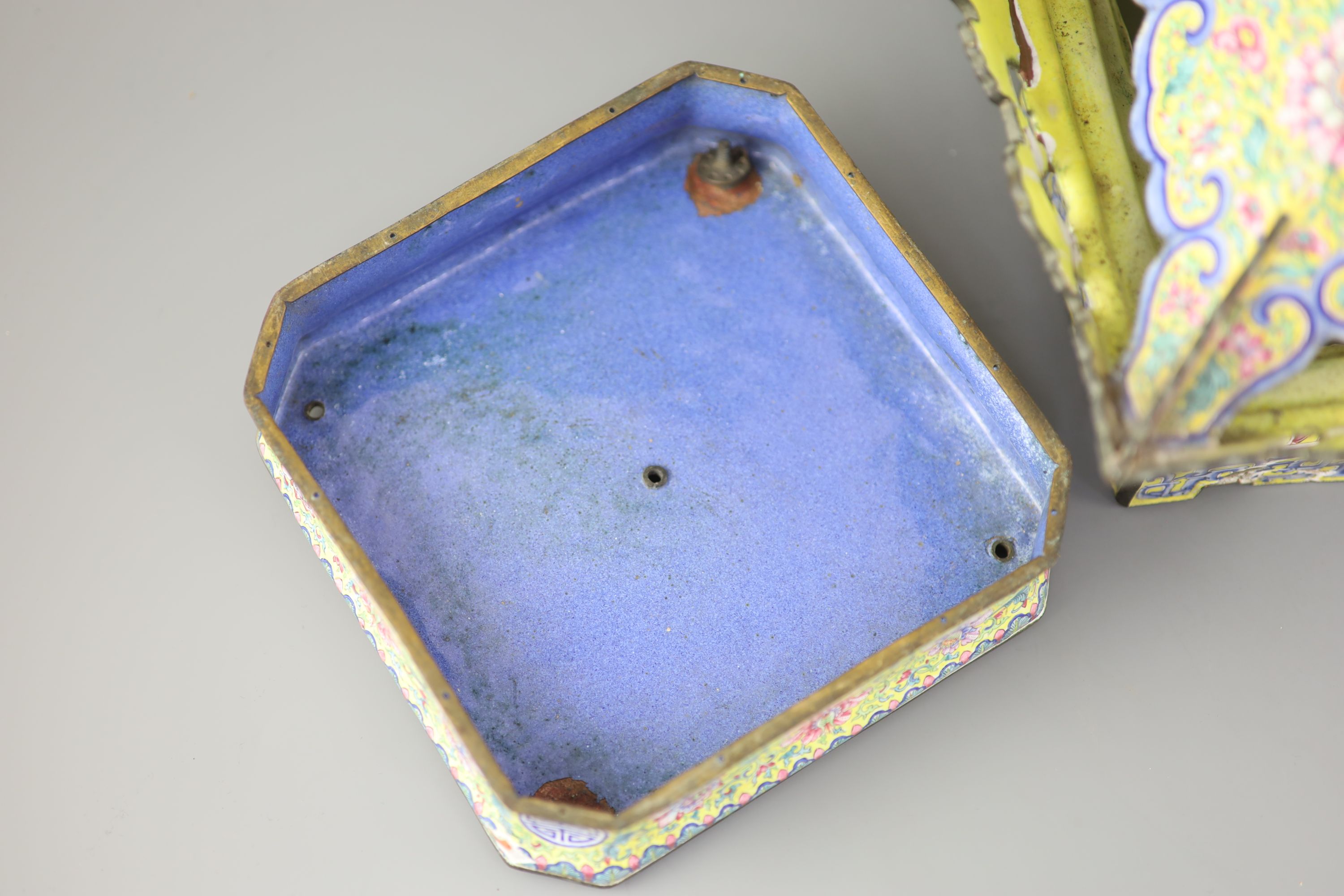 A Chinese Canton (Guangzhou) enamel stand and two similar dishes, Qianlong period, the stand 30cm wide
